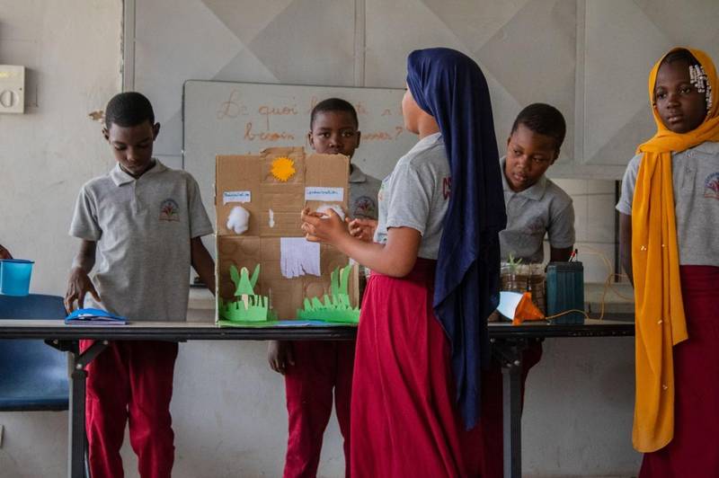 Présentation d'une maquette scientifique en classe